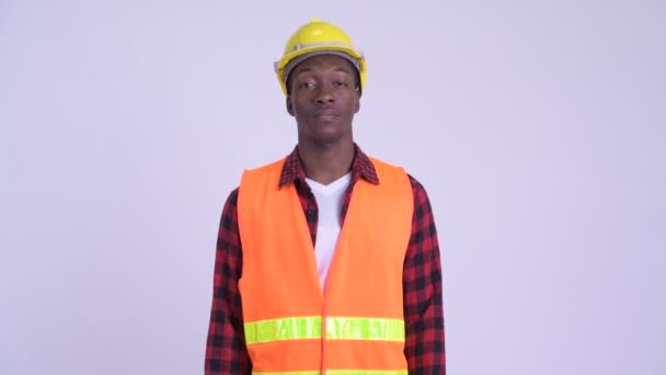 Joven hombre africano guapo trabajador de la construcción — Vídeo de stock