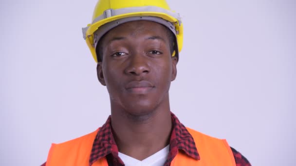 Rostro de joven feliz africano trabajador de la construcción sonriendo — Vídeos de Stock