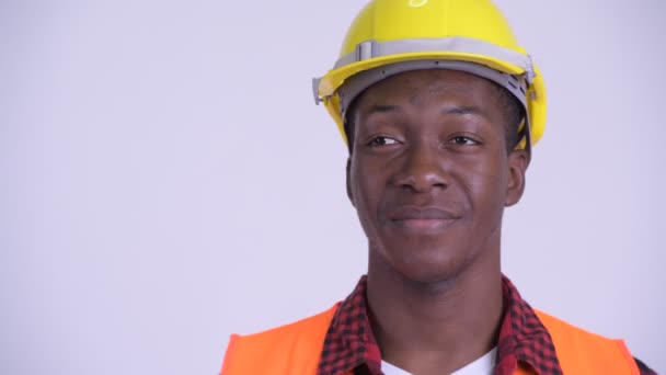 Genç mutlu Afrikalı adam inşaat işçisi yüz düşünme — Stok video