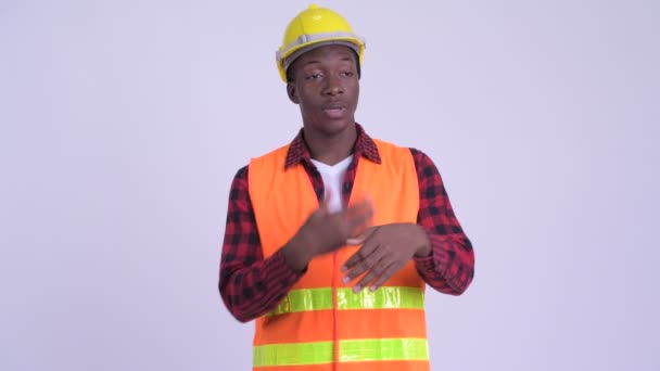 Młody afrykański pracownik budowlany wyjaśnia coś — Wideo stockowe