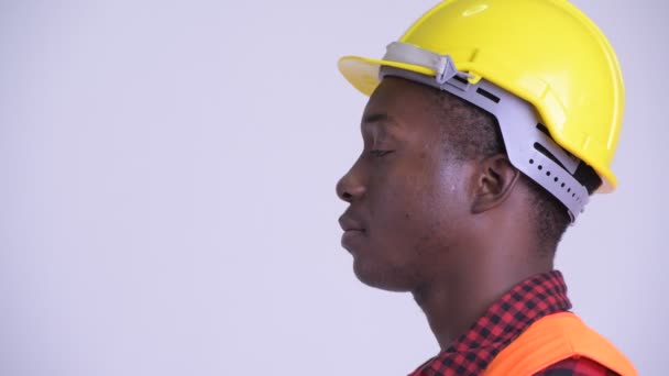 Vista de primer plano del perfil del joven trabajador africano de la construcción — Vídeos de Stock