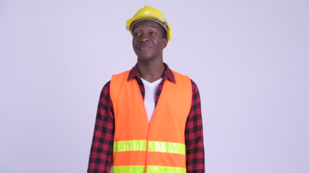 Jeune homme africain heureux travailleur de la construction donnant pouces vers le haut — Video