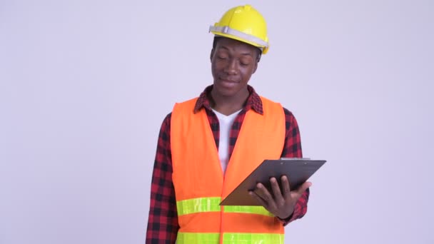 Joven feliz africano trabajador de la construcción entrevista con portapapeles — Vídeo de stock