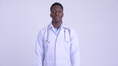 Gözlüklü genç yakışıklı Afrikalı adam doktor