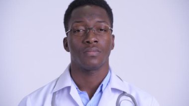 Gözlüklü genç yakışıklı Afrikalı adam doktor yüz