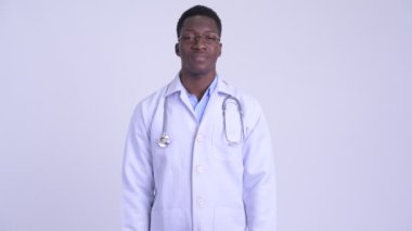 Genç mutlu Afrika adam doktor gülümseyen