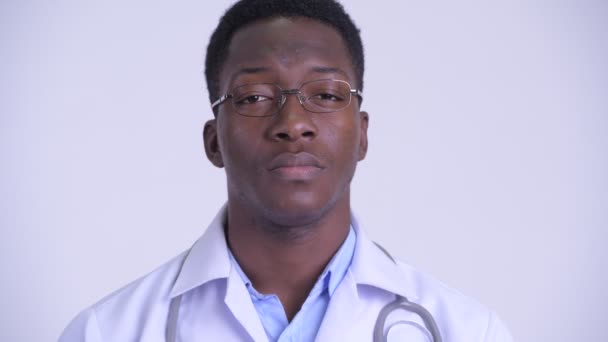 Πρόσωπο του νεαρού όμορφος Αφρικανός άνθρωπος γιατρός με γυαλιά — Αρχείο Βίντεο