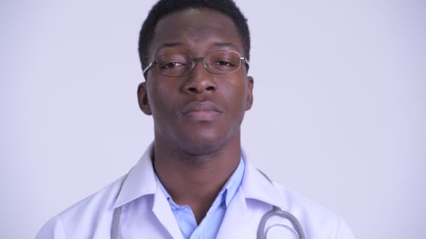 Jeune bel homme africain médecin — Video