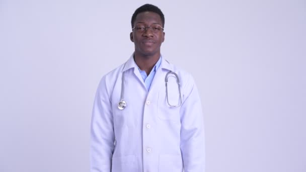 若い幸せなアフリカの男の医者の笑顔 — ストック動画