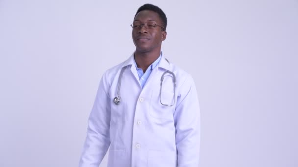 Joven hombre africano feliz médico agitando la mano — Vídeo de stock