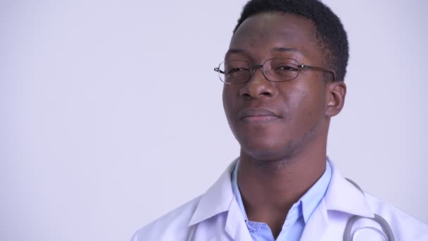 Volto di giovane felice uomo africano medico pensando — Video Stock