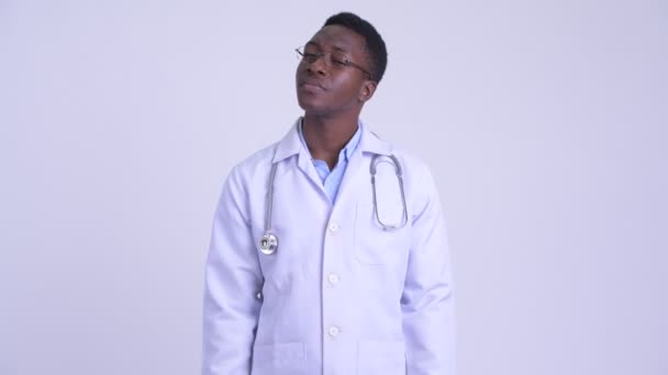 Ung lycklig afrikansk man läkare tänkande och tittar upp — Stockvideo