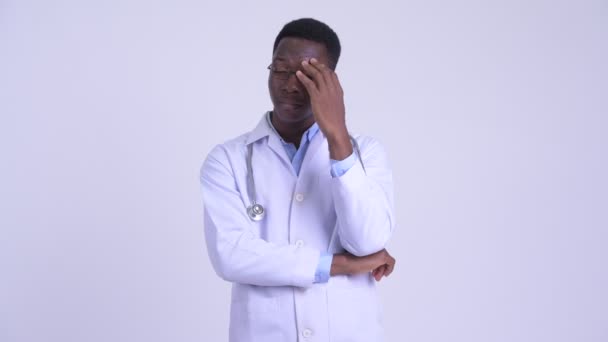 Unga betonade afrikansk man läkare tänkande och tittar ner — Stockvideo