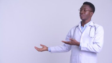 Genç mutlu Afrikalı adam doktor bir şey gösteren