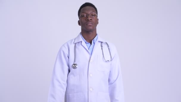 Jovem médico africano apontando para a câmera — Vídeo de Stock