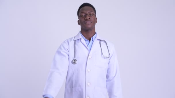 Junger glücklicher afrikanischer Mann Arzt zeigt auf Kamera — Stockvideo
