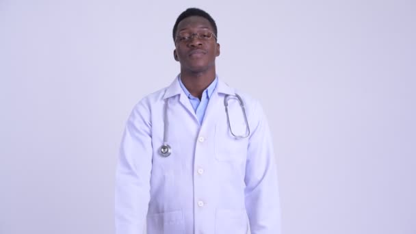 Jovem homem africano feliz médico dando polegares para cima — Vídeo de Stock