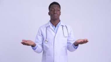 Genç karıştı Afrikalı adam doktor omuz Shrugging