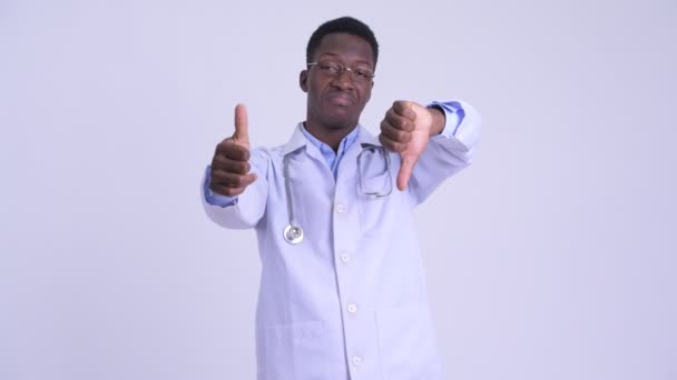 年轻的困惑的非洲男子医生在大拇指向上和大拇指之间做出选择 — 图库视频影像