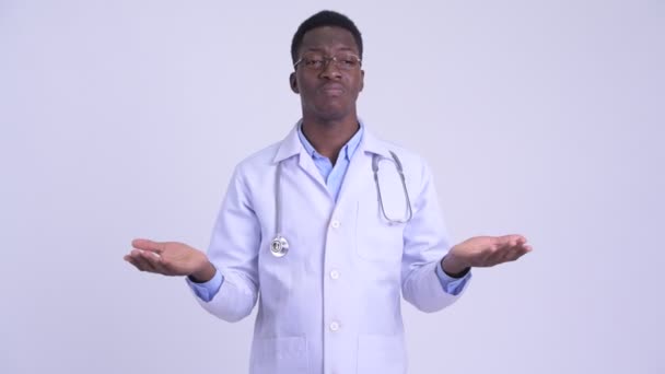 Jovem confuso homem africano médico encolhendo ombros — Vídeo de Stock