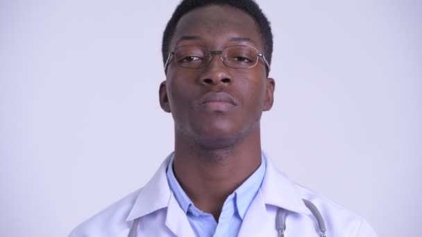 「邪悪な概念を見ない若いアフリカ人男性医師の顔」 — ストック動画