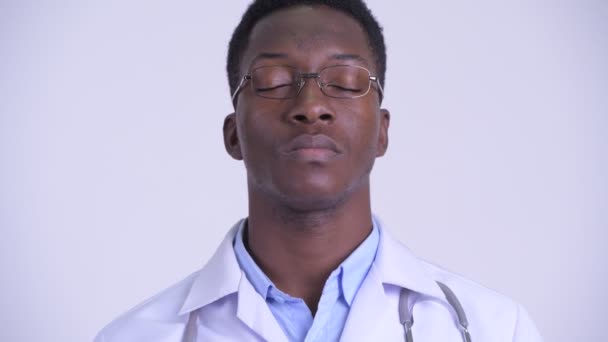 Rosto do jovem médico homem Africano mostrando não ouvir nenhum conceito maligno — Vídeo de Stock