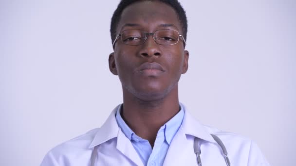 邪悪な概念を語らない若いアフリカ人男性医師の顔 — ストック動画