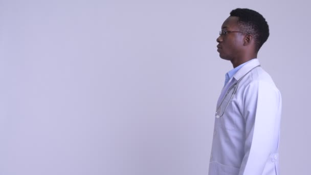 Profilo vista di giovane felice uomo africano medico sorridente — Video Stock