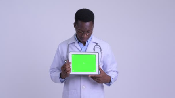 Joven hombre africano feliz médico mostrando tableta digital — Vídeo de stock