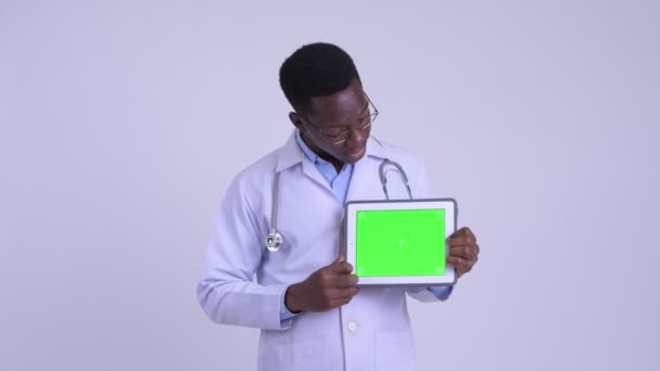 Giovane felice uomo africano medico parlando mentre mostra tablet digitale — Video Stock