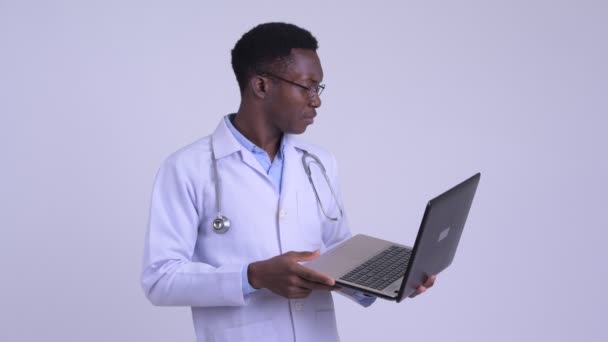 Jovem estressado Africano homem médico usando laptop e recebendo más notícias — Vídeo de Stock