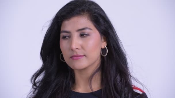 Лицо молодой серьезной персидской женщины, думающей и смотрящей вниз — стоковое видео
