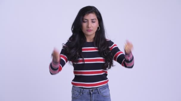 Junge schöne Perserin zeigt kein böses Konzept — Stockvideo