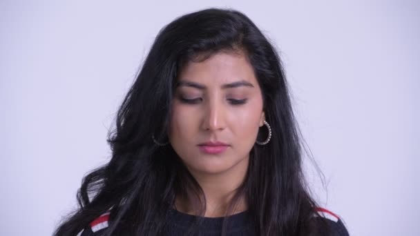 Лицо молодой напряженной персидской женщины, грустной и подавленной — стоковое видео