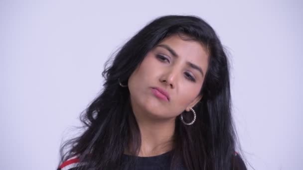 Visage de jeune femme persane stressée regardant ennuyée et fatiguée — Video