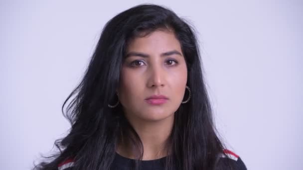 Volto di giovane donna persiana seria annuendo testa no — Video Stock