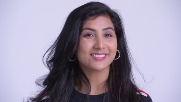 Gezicht van gelukkige jonge mooie Perzische vrouw knikken hoofd Ja — Stockvideo