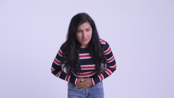 Jonge beklemtoonde Perzische vrouw die maagpijn heeft — Stockvideo