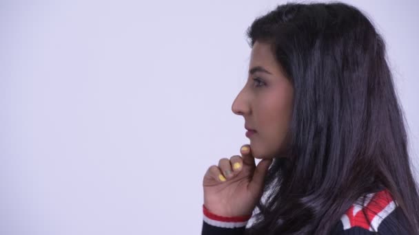 Gros plan profil vue de heureux jeune belle persane femme pensée — Video
