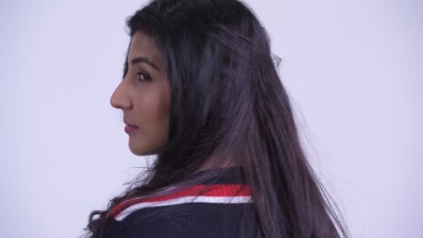Close-up visão traseira de feliz jovem bela mulher persa olhando para trás — Vídeo de Stock