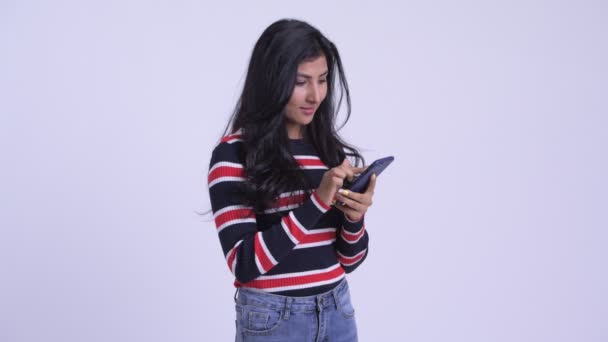 Jovem feliz bela mulher persa usando telefone e recebendo boas notícias — Vídeo de Stock