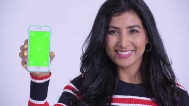 Cara de joven feliz hermosa mujer persa mostrando el teléfono — Vídeos de Stock