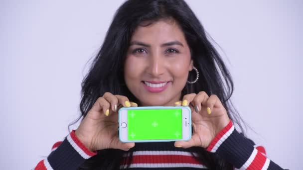Счастливая молодая красивая персидская женщина улыбается, показывая телефон — стоковое видео