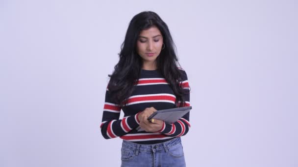 Счастливая молодая красивая персидская женщина думает, используя цифровой планшет — стоковое видео