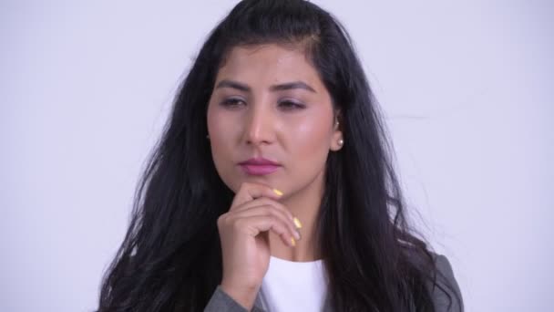 Gezicht van jonge ernstige Perzisch zakenvrouw denken — Stockvideo