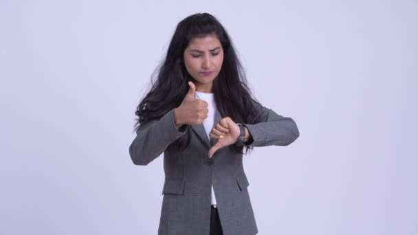 Jovem mulher de negócios persa confuso escolher entre polegares para cima e polegares para baixo — Vídeo de Stock