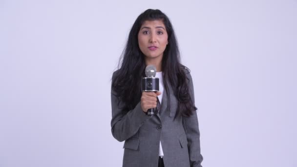 Jonge gelukkig Perzisch zakenvrouw als newscaster — Stockvideo