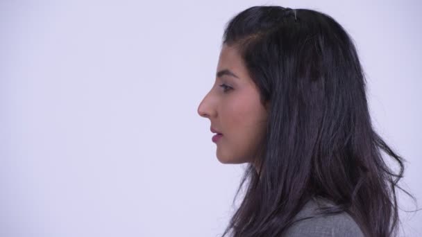 Vista de primer plano del perfil de la joven hermosa mujer de negocios persa — Vídeo de stock