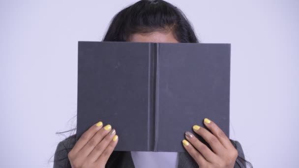 年轻的波斯女商人躲在书后面思考 — 图库视频影像