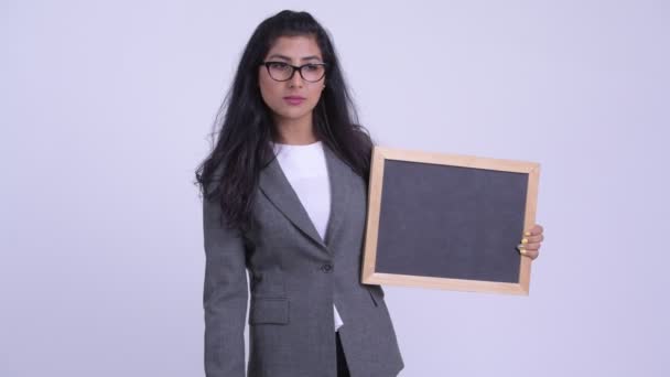 Junge glückliche persische Geschäftsfrau hält Tafel und gibt Daumen hoch — Stockvideo